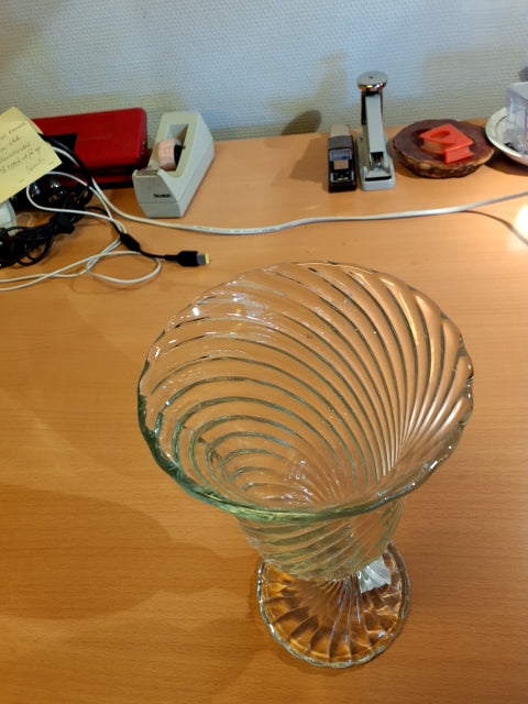 Glasvase med snoet mønster